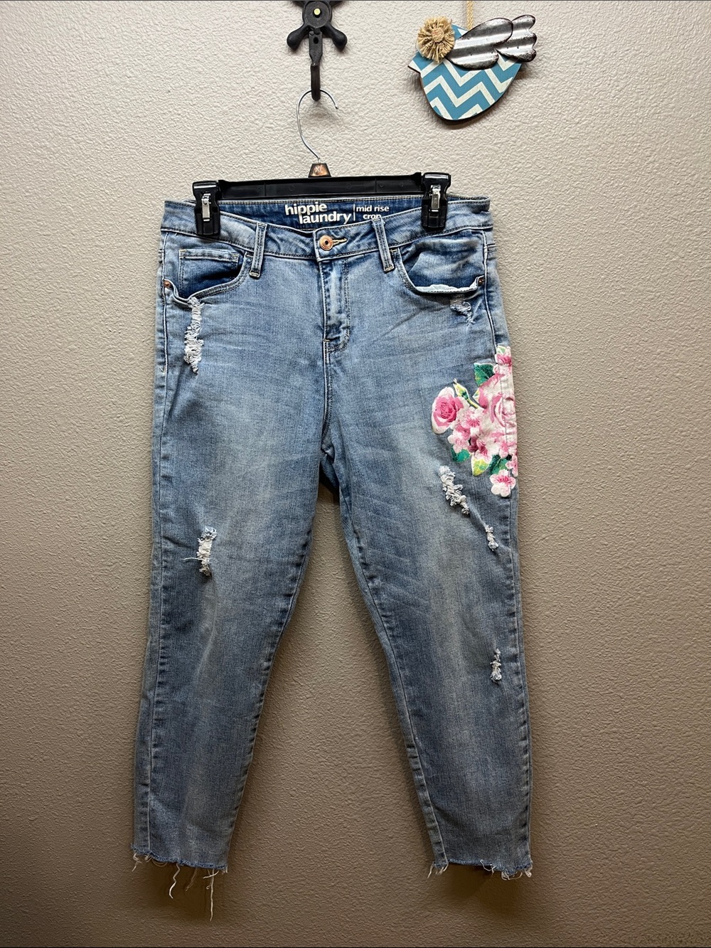Hippy laundry distressed mid rise cropped jeans size 13